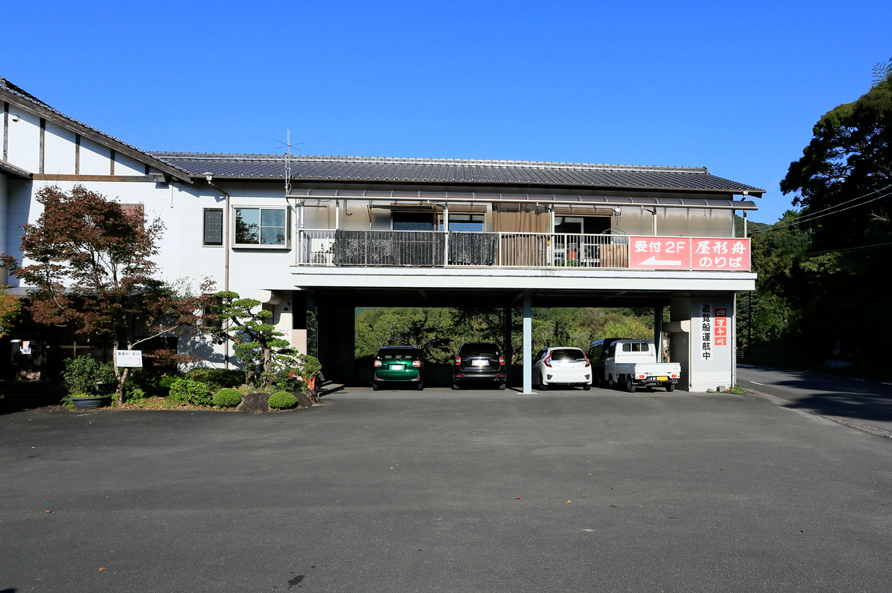 建物近くの駐車場